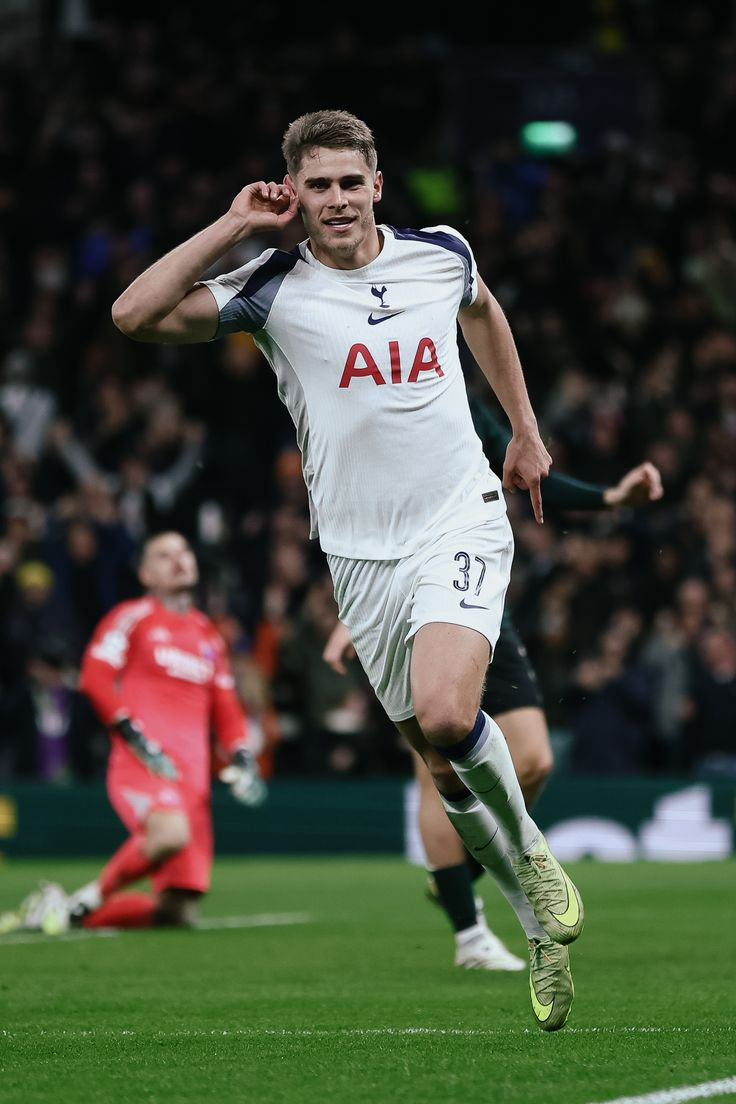 Micky van de Ven celebrating.jpg
