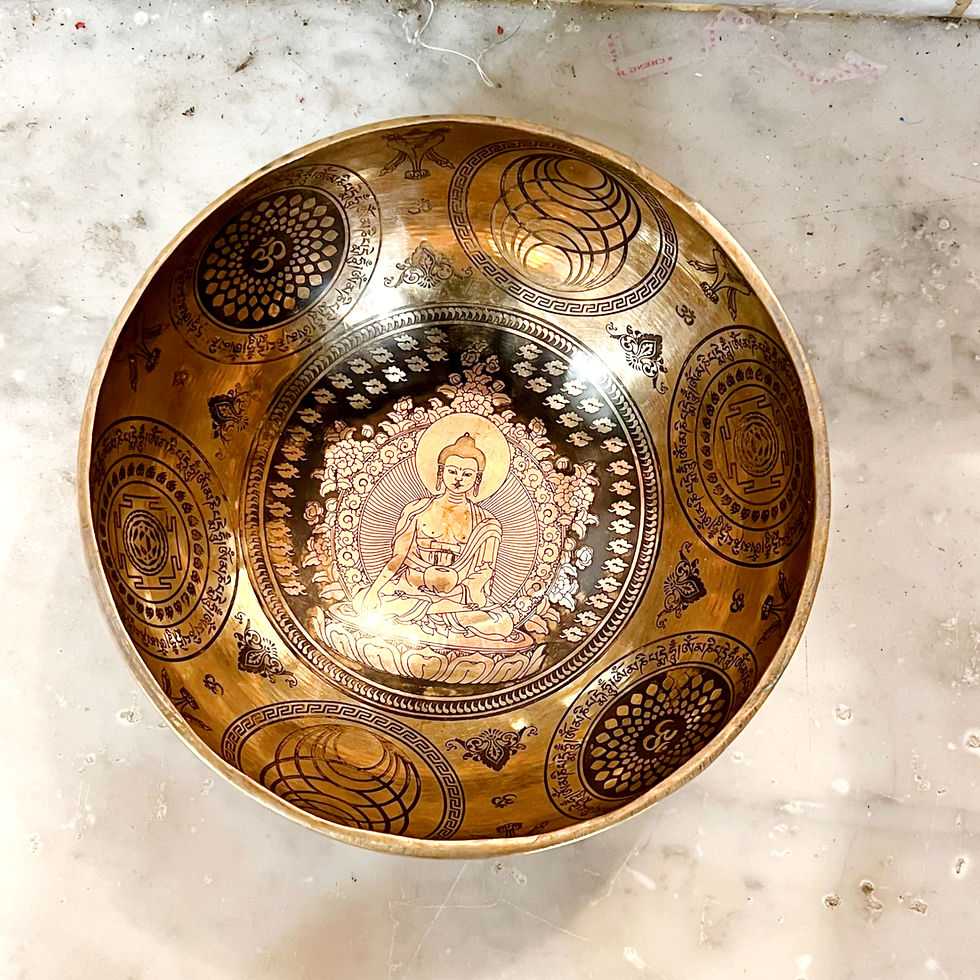 Campana tibetana in bronzo, raffigurante buddha e simboli sacri