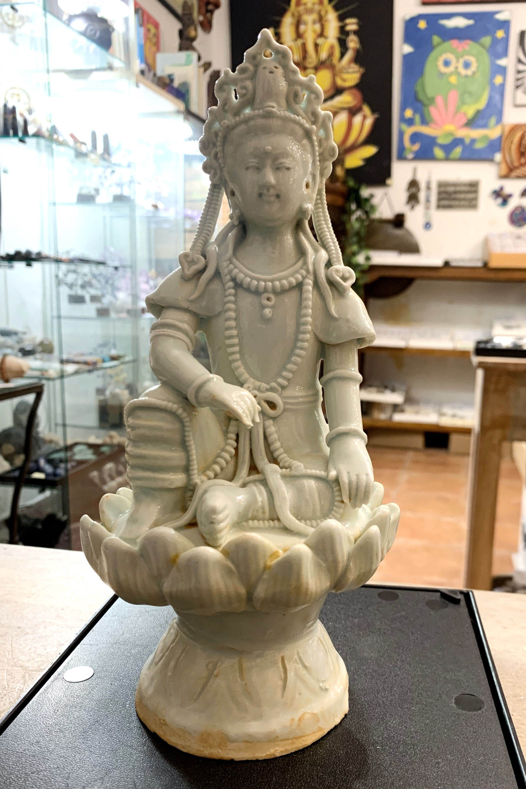 Statuetta in porcellana di celadon, raffigurante la dea Guanyin