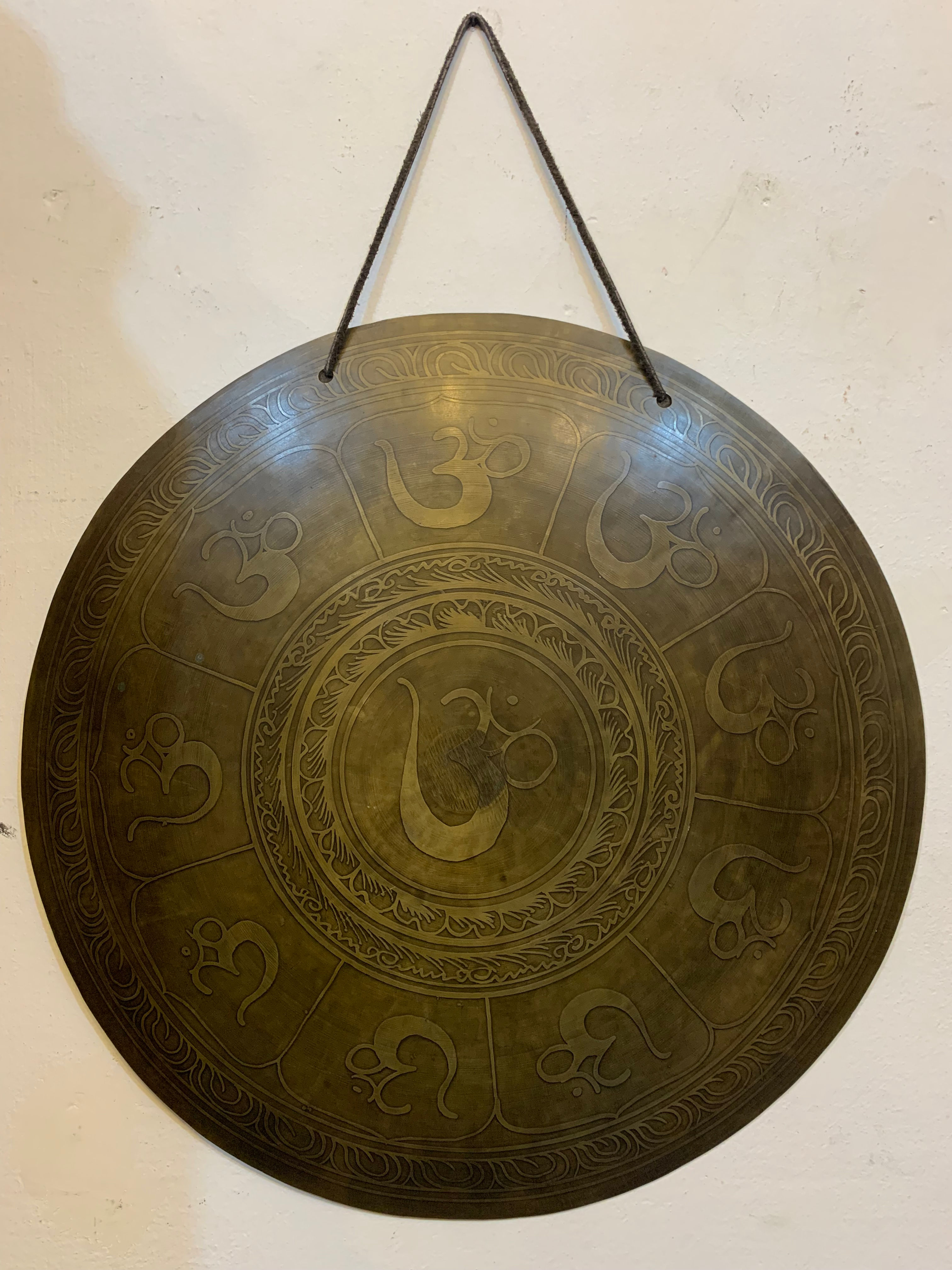 GONG CON INCISIONE OM
