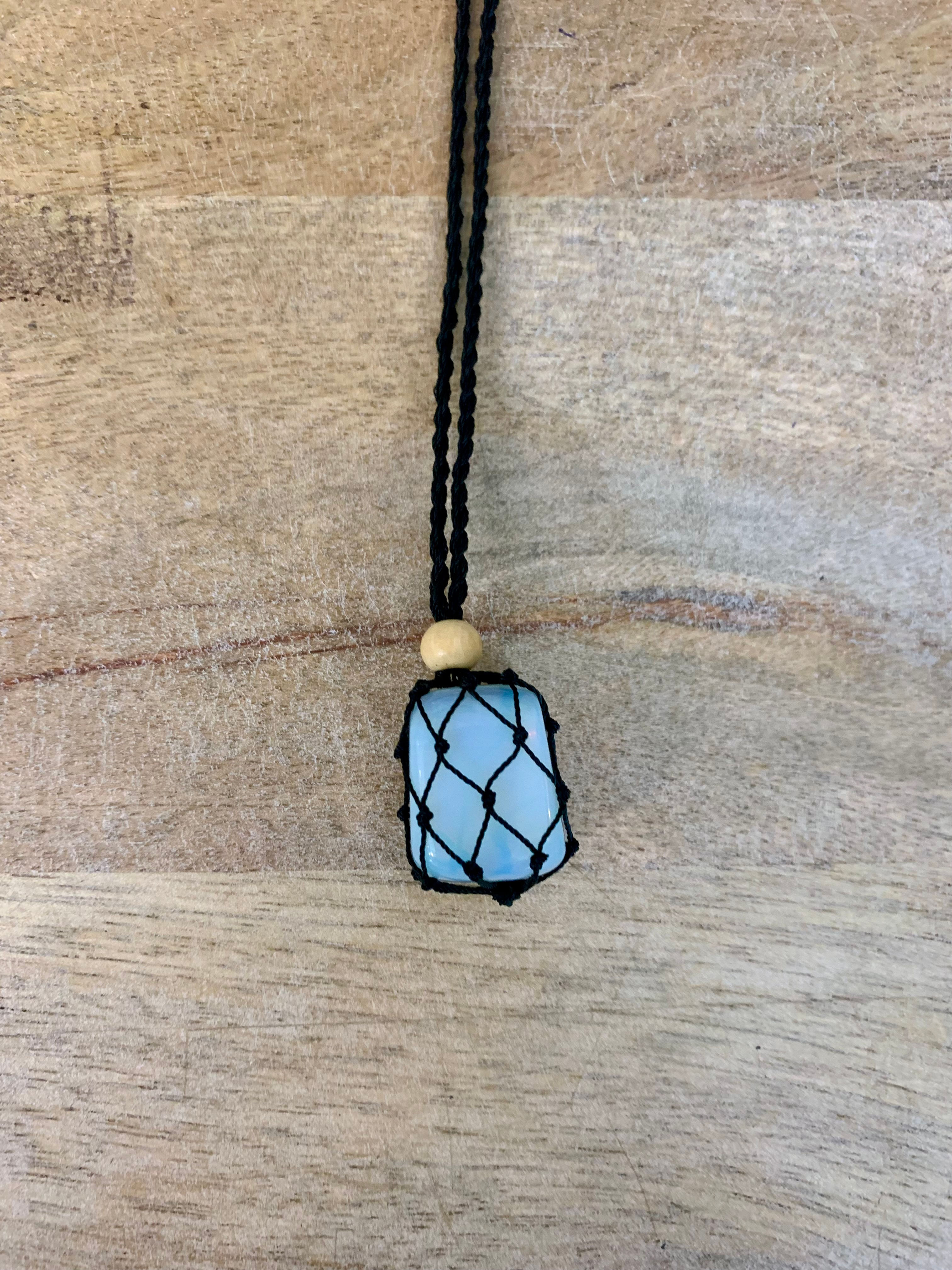 gabbietta in macramè con opalite