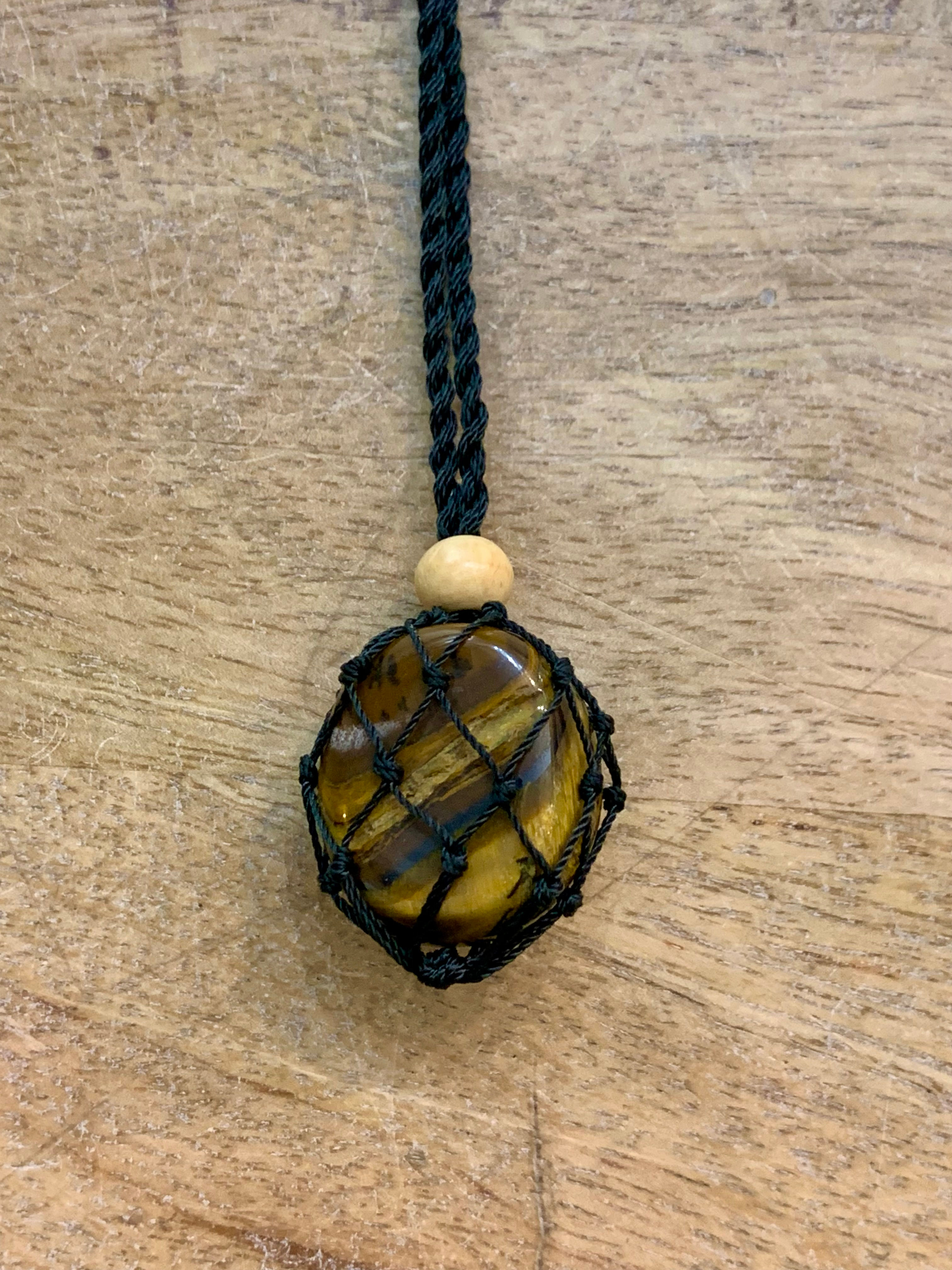 gabbietta in macramè con occhio di tigre