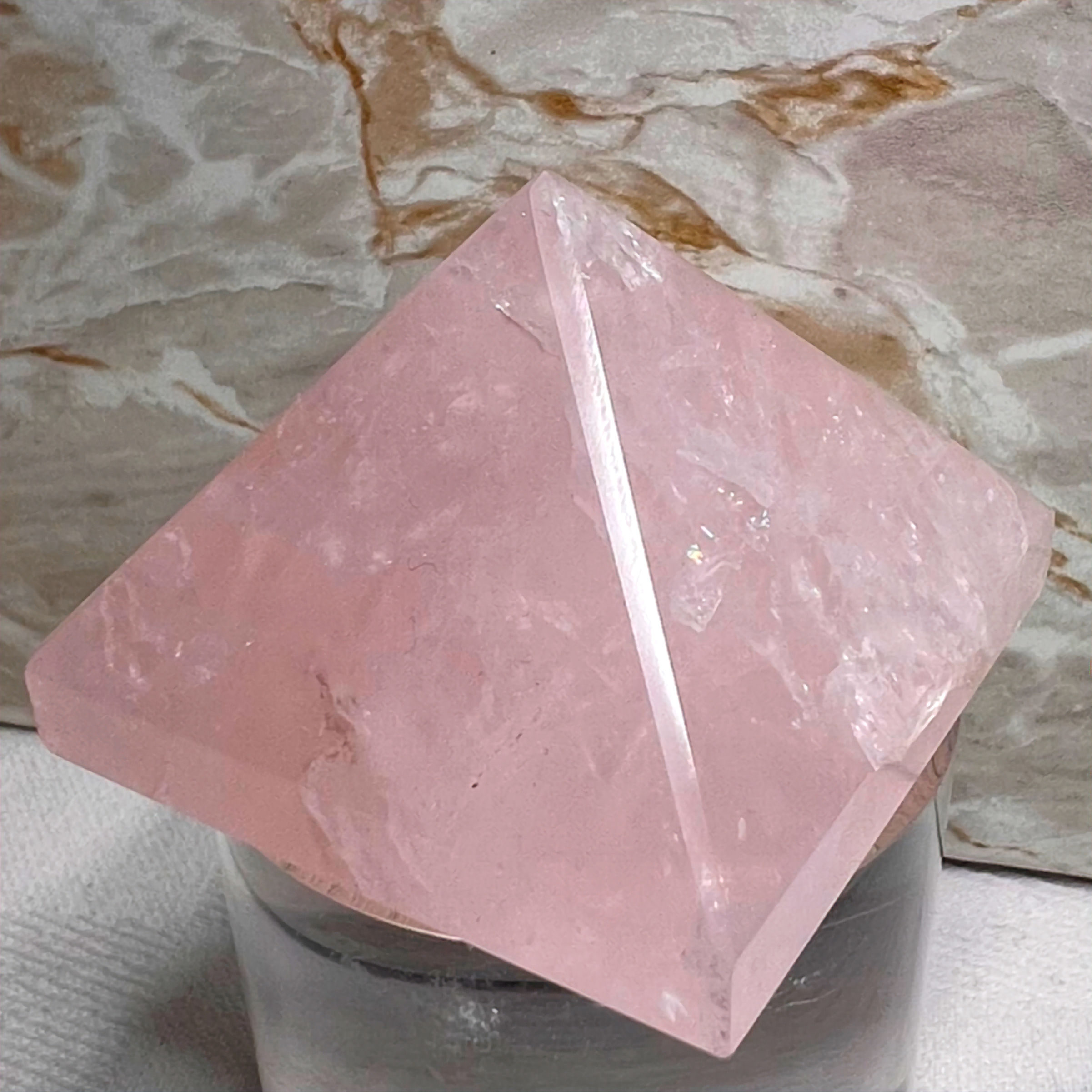 piramide in quarzo rosa