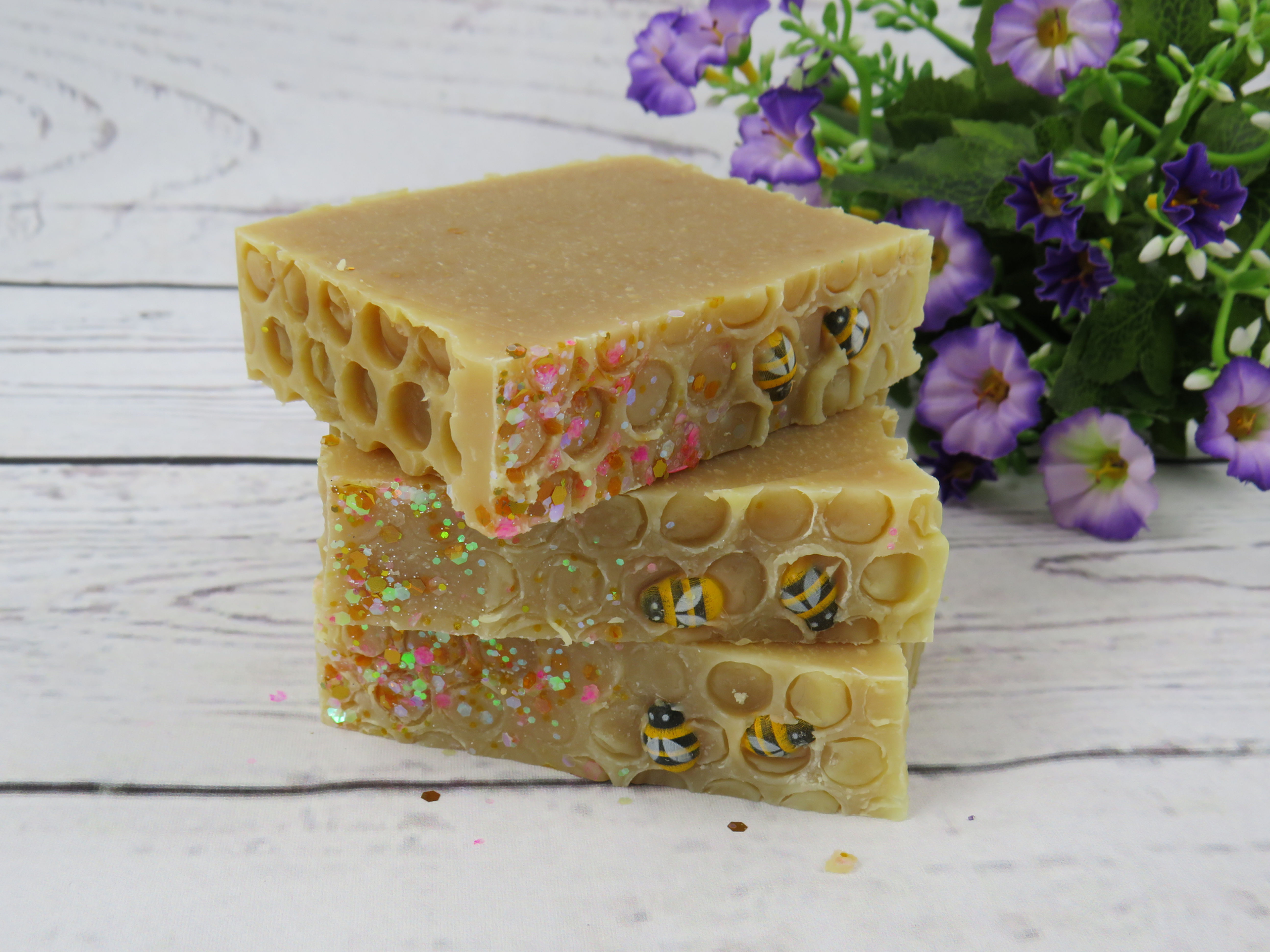 Queen Bee soap (oatmilk & honey fragrance)