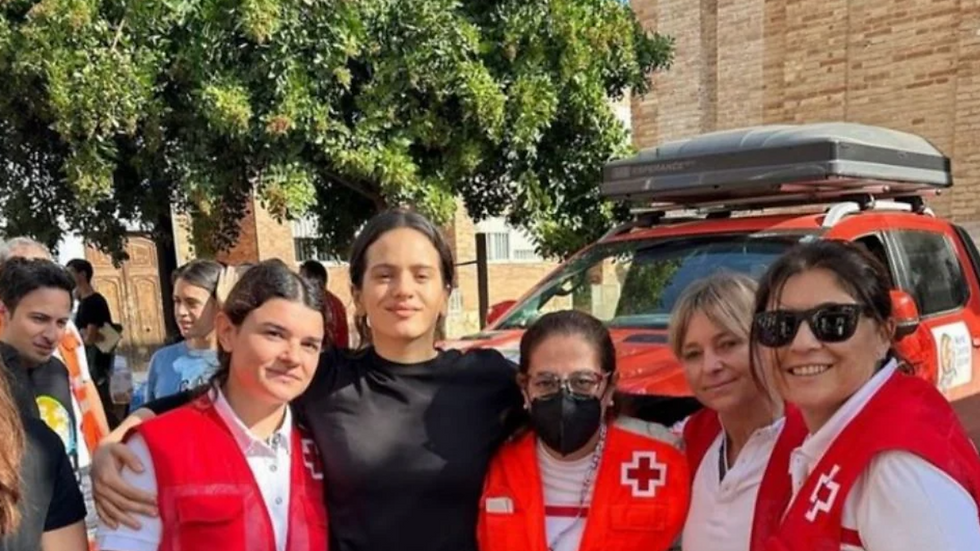 Rosalía ayuda a damnificados por DANA