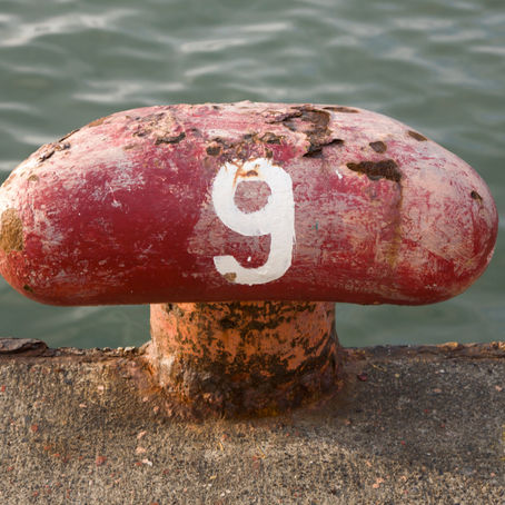 Große Zahl 9 an einem Pier mit Blick auf das Wasser – Symbol für Wandel, Vollendung und innere Tiefe