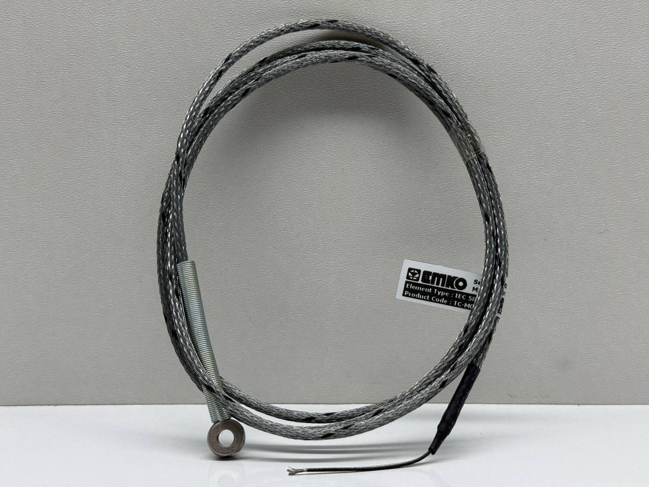 Siyah kablo halkası. Kablo üzerinde etiket var. Döngü şeklindeki kablo Voltek Shop.