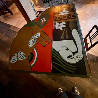 un piano style art deco créé par une artiste