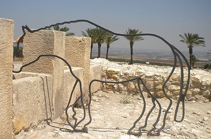tour-guide-in-israel-megiddo.JPG