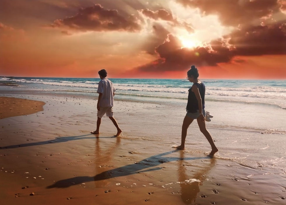 Promenade sur la plage de Poleg au soleil couchant