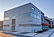 חדש למכירה - נכס מניב . מבנה תעשייה, המשמש מפעל למזון ,בעל כל אישורי ליצור מזון , מבנה חדיש, בעל נראות היי טיקית, עם נגישות לאחסנה, פריקה וטעינה, והפצה מהירה לכל הארץ, על הצירים המהירים והחשובים ביותר.לנכס יש רחבת תפעולית וחניות לפריקה וטעינה ,בנכס יש כ 600 מ"ר המשמשים למשרדים בגלריות - כולל אופציה לחוזה עם הדייר לתקופה של 5 שנים + 5 שנים