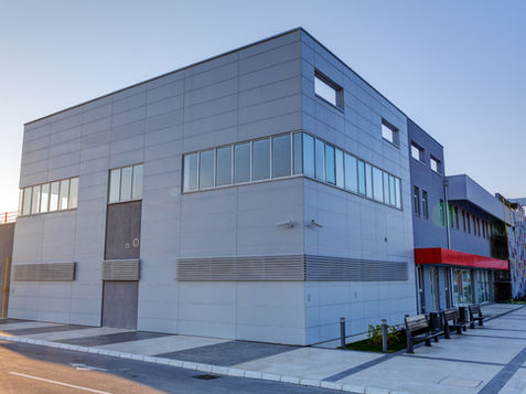 Complexos fabris para várias atividades relacionadas à fabricação e manufatura.