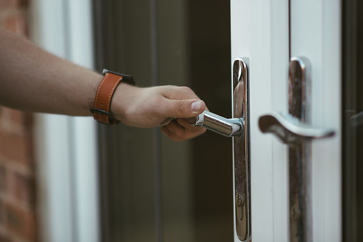 Emergency locksmith unlocking door in Edinburgh
