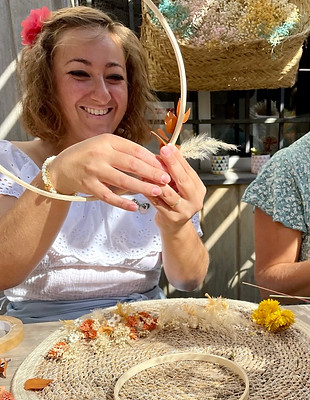 création d'une couronne de fleurs séchées à Hyères