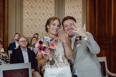 Ziviltrauung im Standesamt Basel, Brautpaar zeigt stolz seine Eheringe