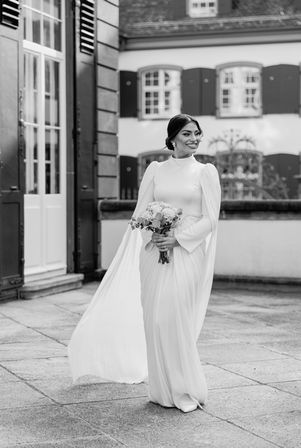 Braut auf dem Balkon des Zivilstandesamtes Basel, Rittergasse - Brautshooting nach der Trauung der Hochzeitsfotografin Rahel Cartes