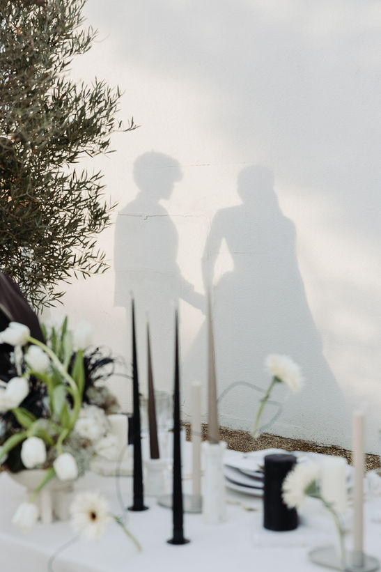 Hochzeitstisch im Hintergrund Schatten von Brautpaar, Fotoshooting in Portugal