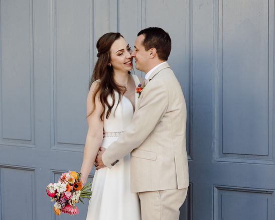 Hochzeitspaar in der Altstadt von Basel vor blauer Tür, vis-a-vis von Standesamt Basel