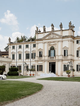 Villa Mosconi Bertani in Verona, weisser Oldtimer steht im Vordergrund
