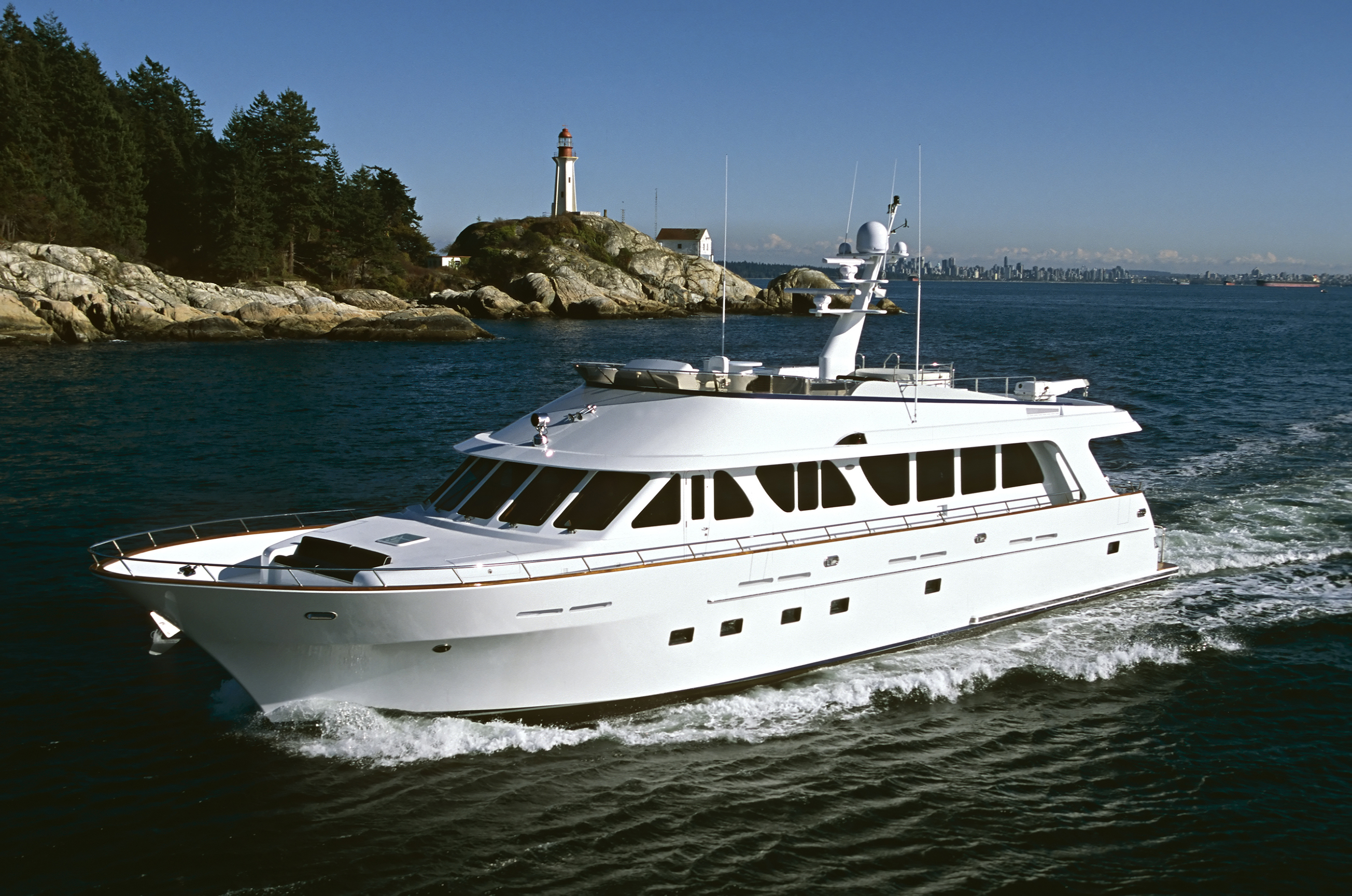 YACHT