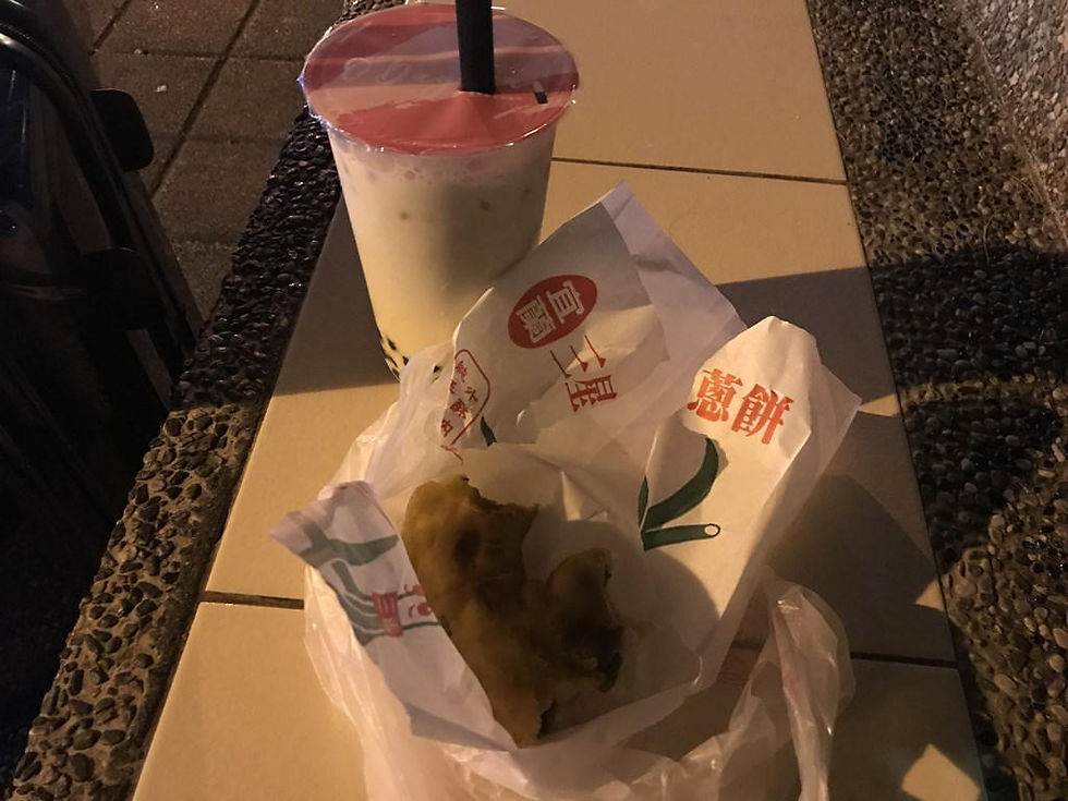 路上で葱餅を食べる