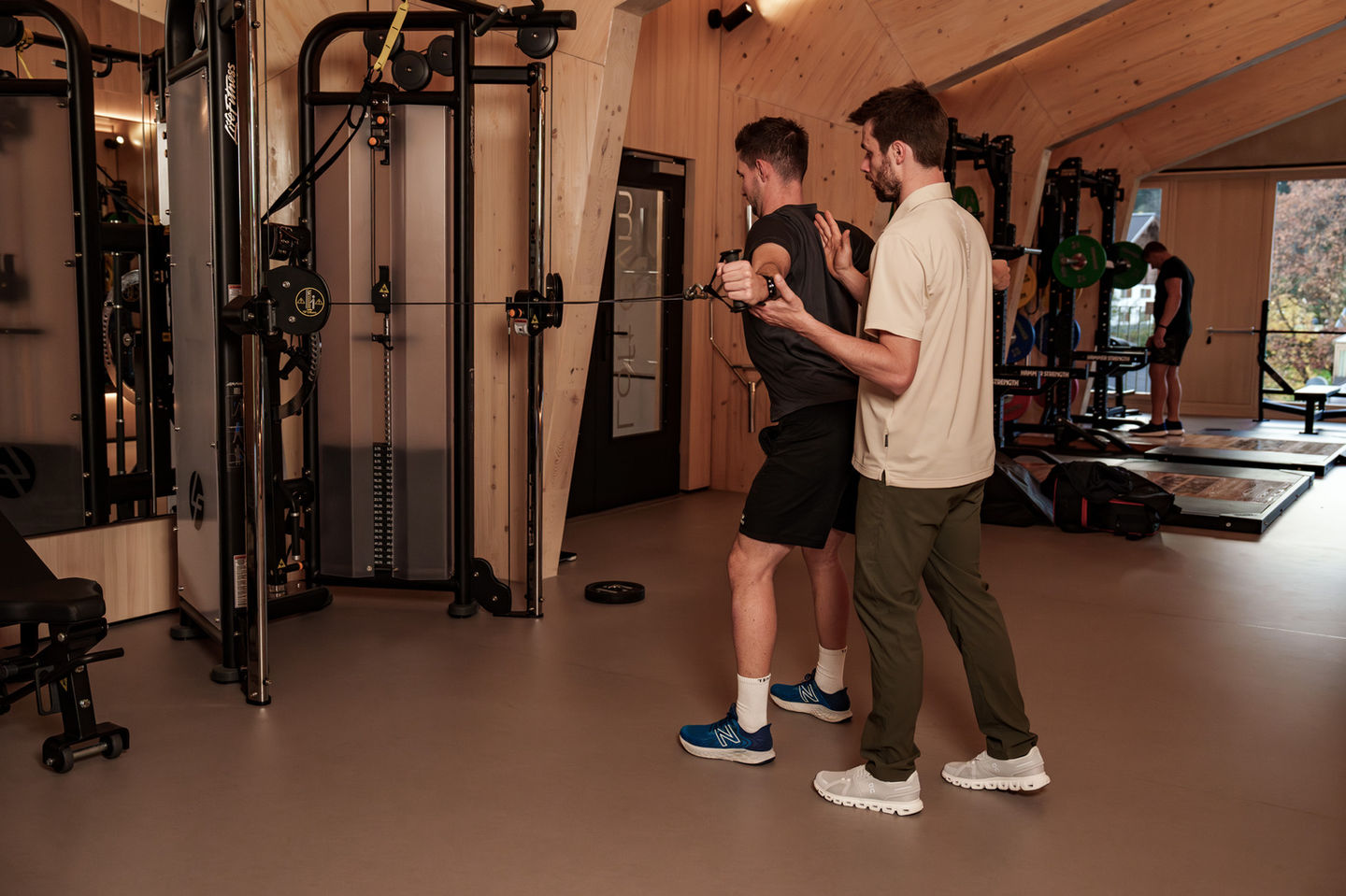 Therapieraum mit Fitness-Therapieband, Hanteln und Gymnastikball