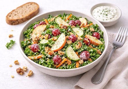 Grünkohlsalat mit Apfel, Trauben & cremigem Skyr-Dressing