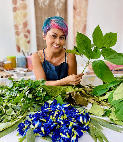 Photo of Gigi Payne, owner of website, holding different leaves in hands.