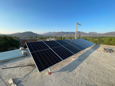 Ahorro energético para comercios en Hidalgo con paneles solares.