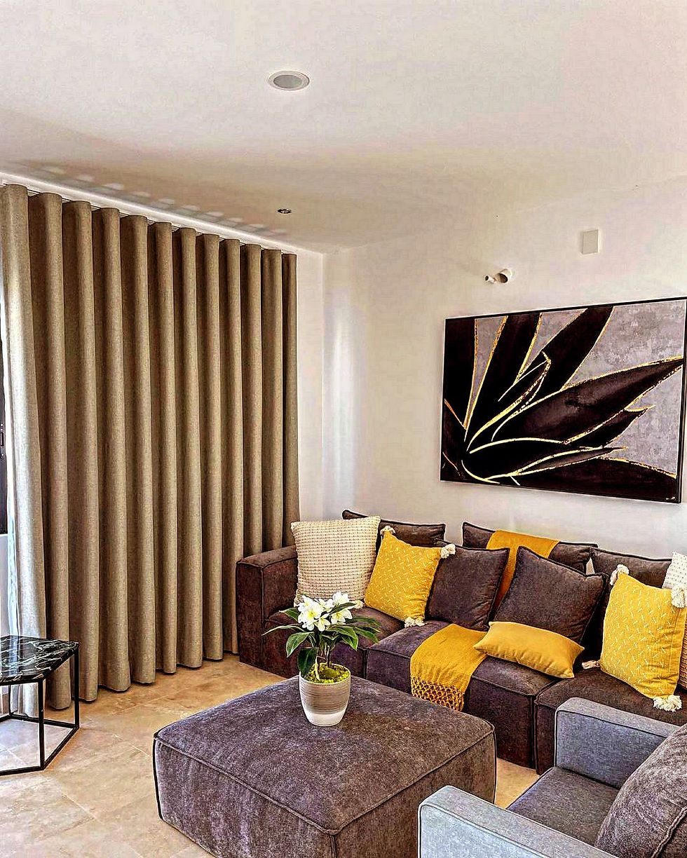 Cortinas Onda Perfecta Cerradas: Privacidad Elegante y Sofisticación en tu Sala