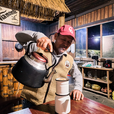 Pouring the pure coffee at Café Viamonte