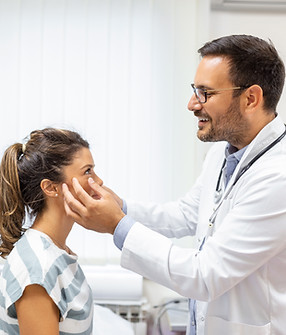 mulher-adulta-tendo-uma-visita-ao-consultorio-do-oculista-medico-examinando-os-olhos-de-um
