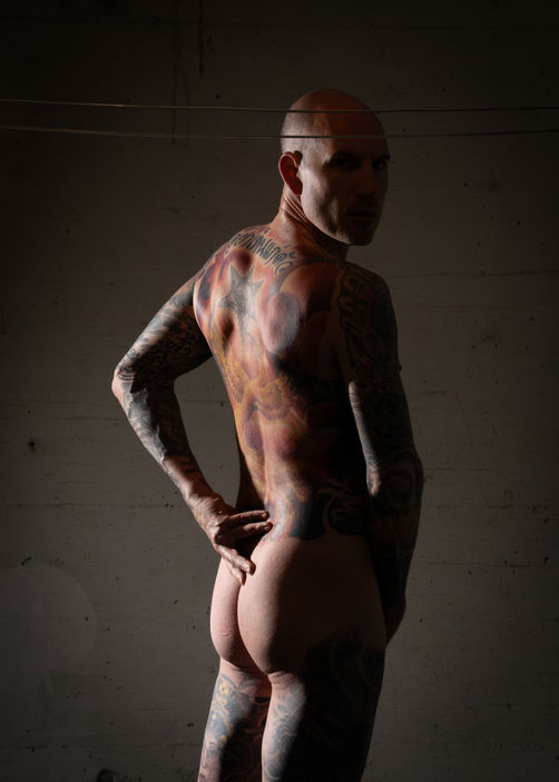 Tätowierter Mann von hinten bei einem künstlerischen Akt-Fotoshooting in Wiener Neustadt