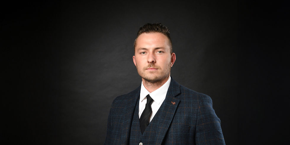 Professionelles Businessportrait eines Mannes im Anzug im Fotostudio Ramhofer in Wiener Neustadt