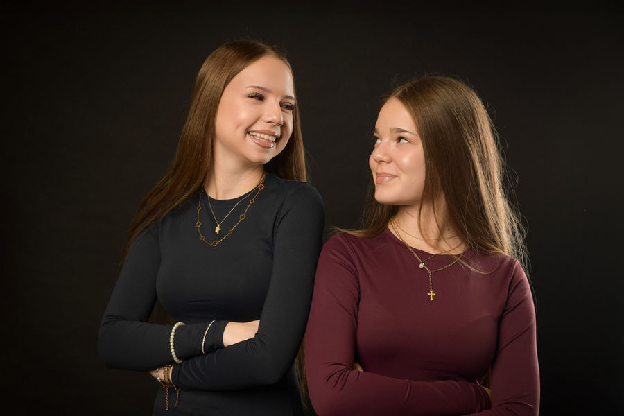 Zwei Mädchen mit langen Haaren bei einem natürlichen Geschwister-Fotoshooting in Wiener Neustadt