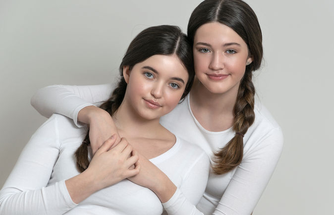 Zwei Mädchen in weißer Kleidung bei einem natürlichen Kinder- und Jugendfotoshooting in Wiener Neustadt