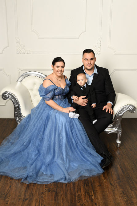 Elegant gekleidete Eltern mit ihrem Baby bei einem Familienfotoshooting in Wiener Neustadt