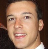 Jon Barton comenzo con Symmetryglobal a los 20 anos de edad tenia mas de $81.000.00 en deudas de prestamos estudiantiles al dia de hoy pudo saldar todos esos prestamos estudiantiles, despues de 10 anos como distribuidor la compania le otorgo la posicion Director Ejecutivo de venta para USA, es un lider muy capacitado para la posicion que esta ejerciendo, tambien esta ayudando a desarrollar toda el area latina.
