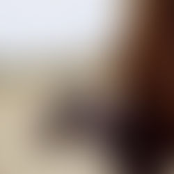 Bein einer wegrennenden Frau am Strand