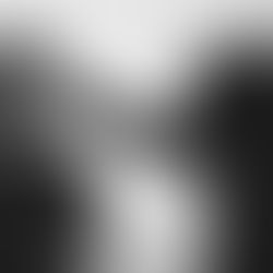 Eine Frau hält einem Mann die Augen zu, das Bild ist in schwarz-weiß