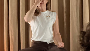 Een nervous system reset is een korte, gerichte pauze die je lichaam helpt om van “altijd aan” terug te schakelen naar herstel. In deze blog lees je wat nervous system reset yoga is, waarom het belangrijk is bij stress, slaap en langdurige gezondheid, voor wie het helpend kan zijn en hoe je er thuis zacht mee kunt beginnen.