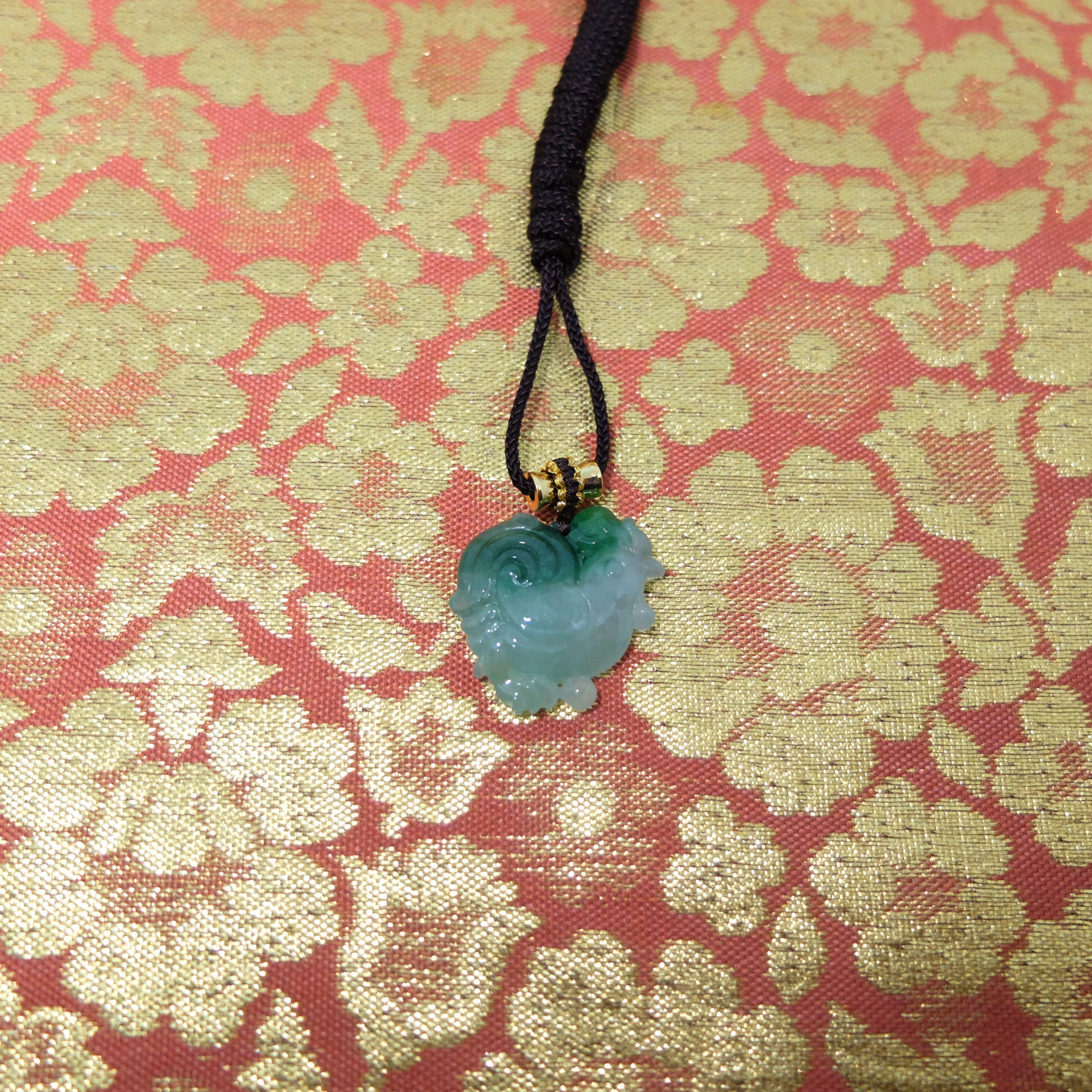 翡翠公雞～事事順利（屬龍六合～旺貴人）￼