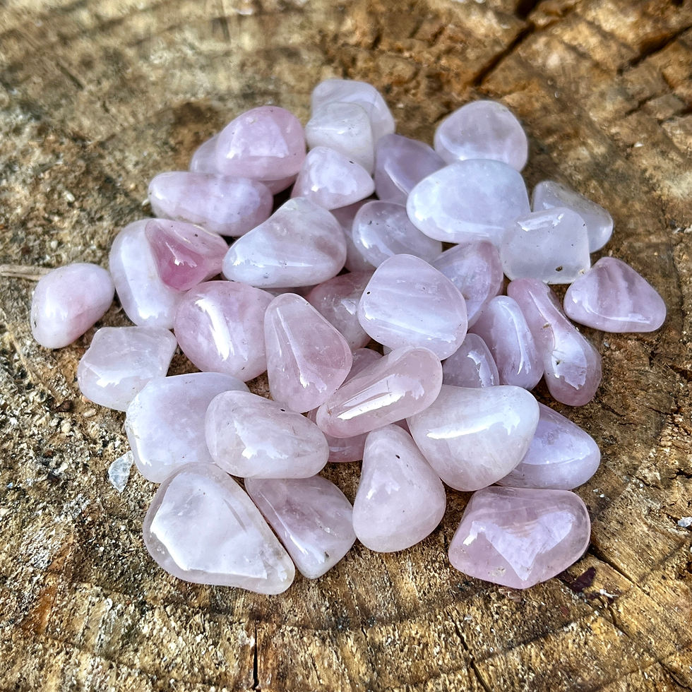 Kwarc różowy, kryształy, surowe kamienie, naturalne minerały