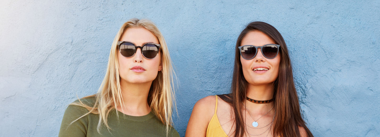 Donne che indossano occhiali da sole