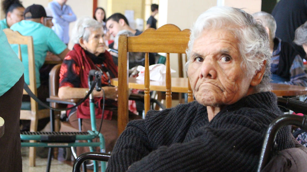 ESPH se une al Hogar de Ancianos Alfredo y Delia González Flores para buscar recursos para adultos mayores. A pesar de recibir ayudas del Conapam y la Junta de Protección Social, el déficit en el hogar alcanza los 10 millones de colones mensuales.