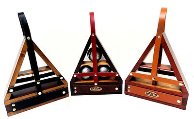 Sacs de boules de pétanque triangulaires en cuir et bois. Artisanat Français.