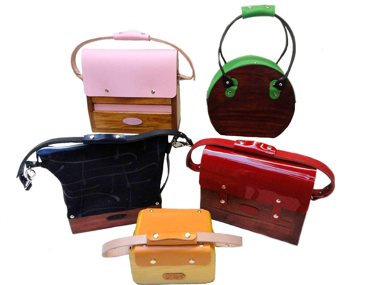 Concept unique au monde, ces sacs à main élégants en cuir et bois créés pour l'autodéfense vous séduiront obligatoirement. Fabrication artisanale Française.