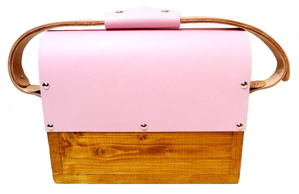 Miniature : Sac à main d'autodéfense le SACACHOC est fabriqué en bois de pin et cuir rose.
