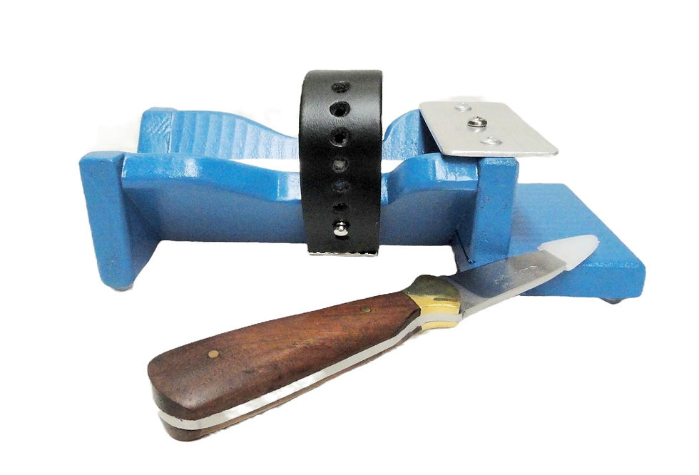 Miniature : Sabot couleur bleue et couteau inox pour ouvrir en toute sécurité des huîtres.