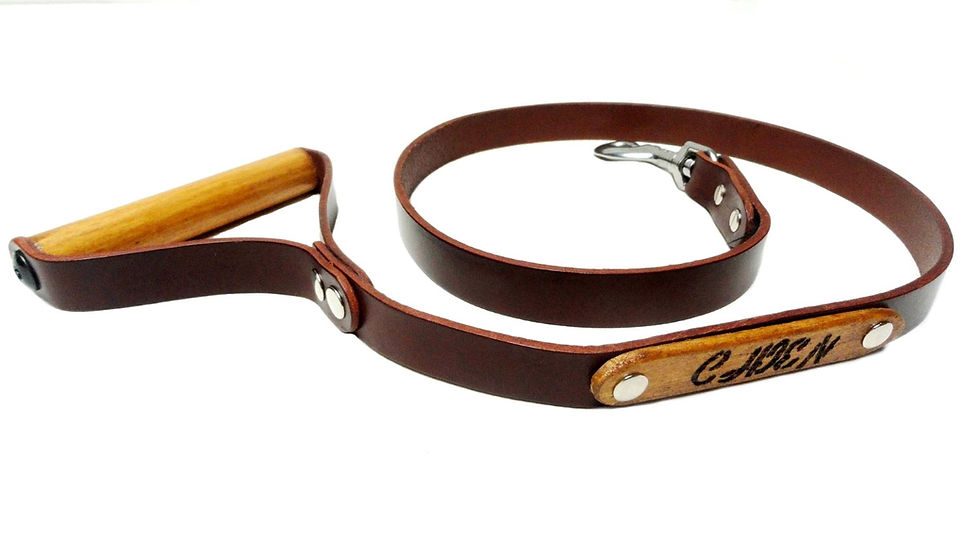 Laisse en cuir marron et bois pour chien et chat avec poignée ronde ergonomique.